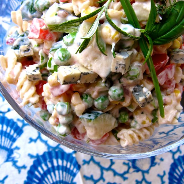 Joghurt Nudel Salat mit Gorgonzola