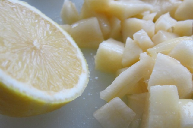 Birnen und Zitronensaft mischen